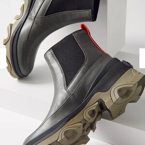 Stylish Gray and Black Sorel Boots